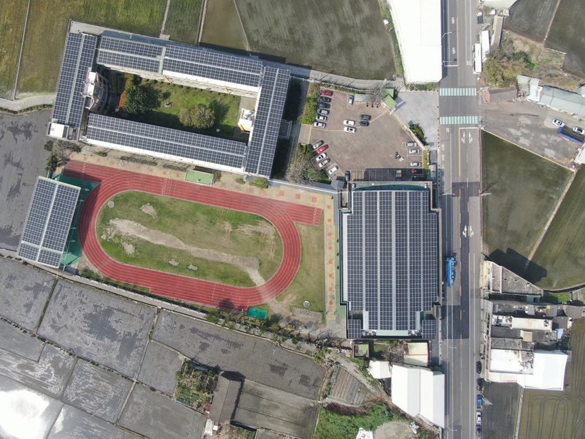 大安國中校舍屋頂光電陣列空拍照