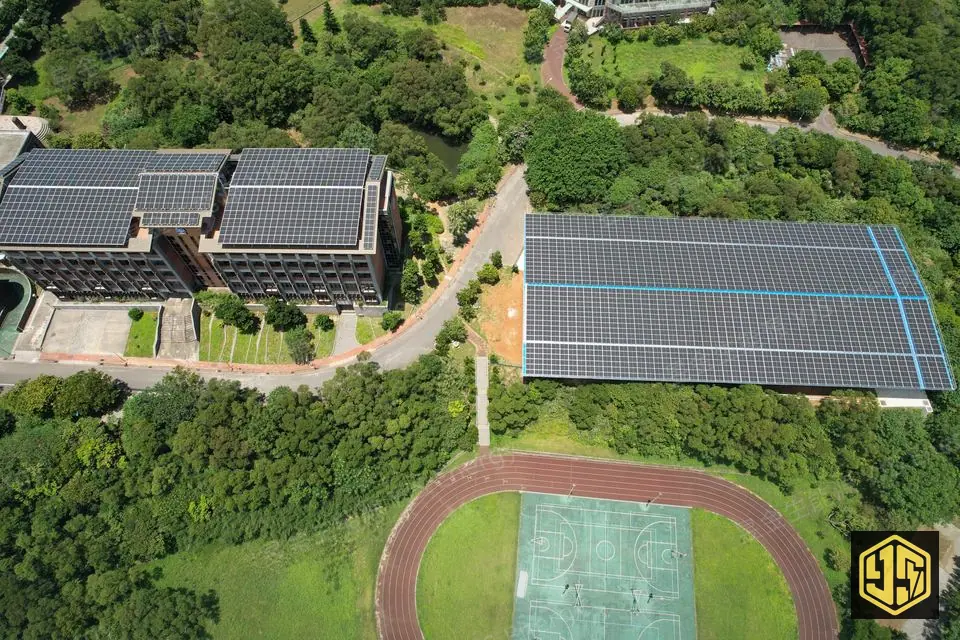 馬偕護專綜合大樓屋頂與光電球場代表空拍照