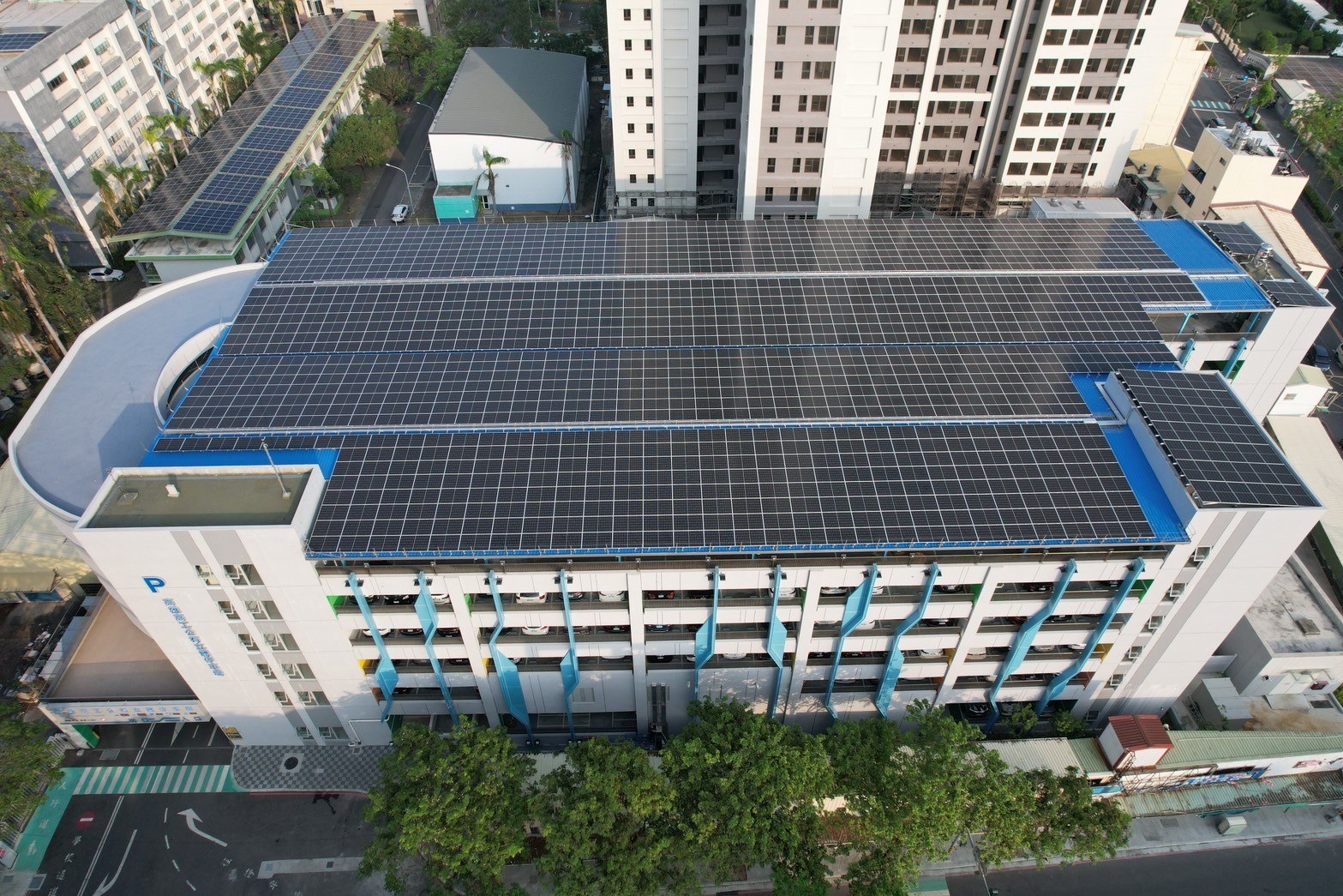 高雄高工立體停車場空拍，屋頂設有完整的太陽能模組與車棚。